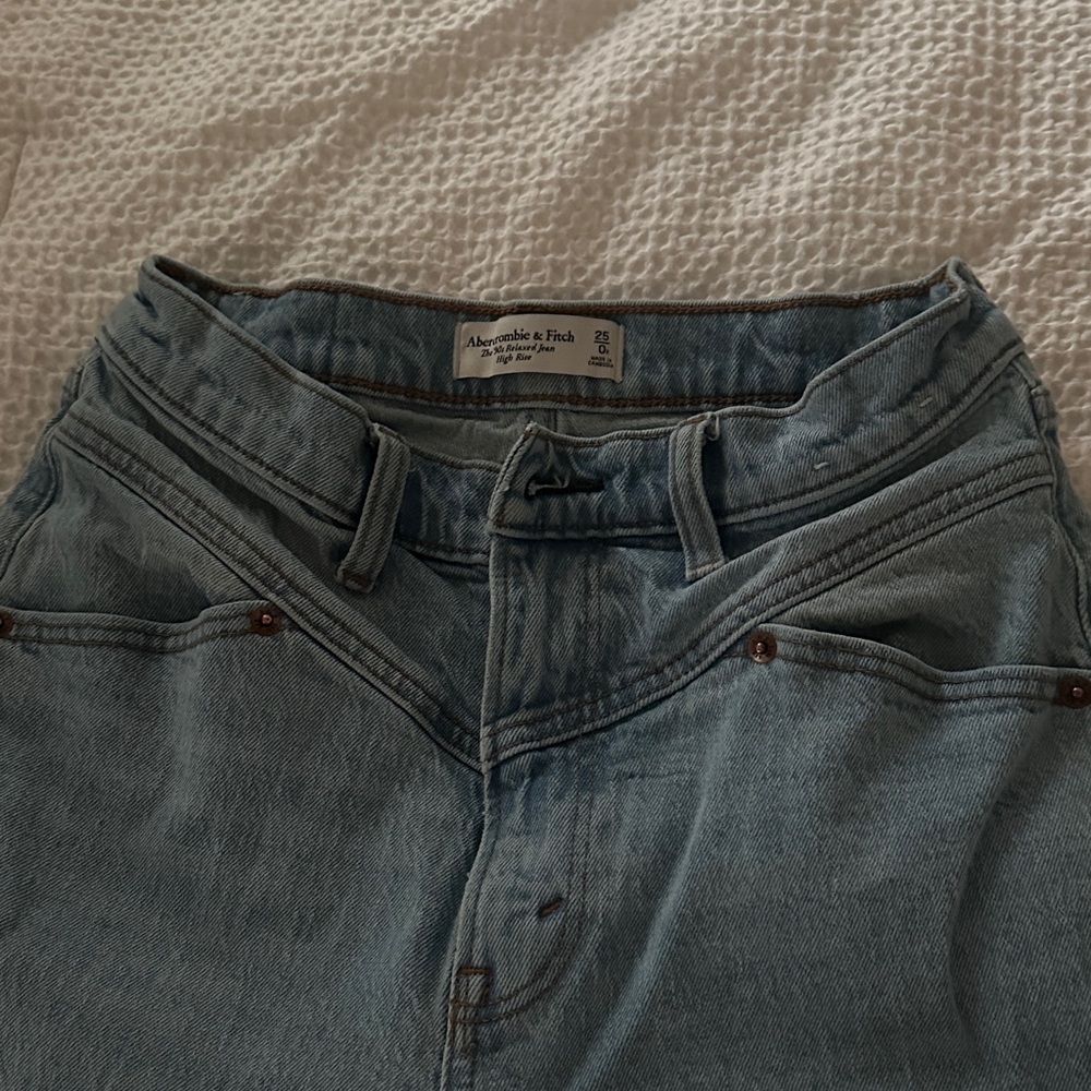 Abercrombie & Fitch Men's Light Blue Relaxed Jeans
